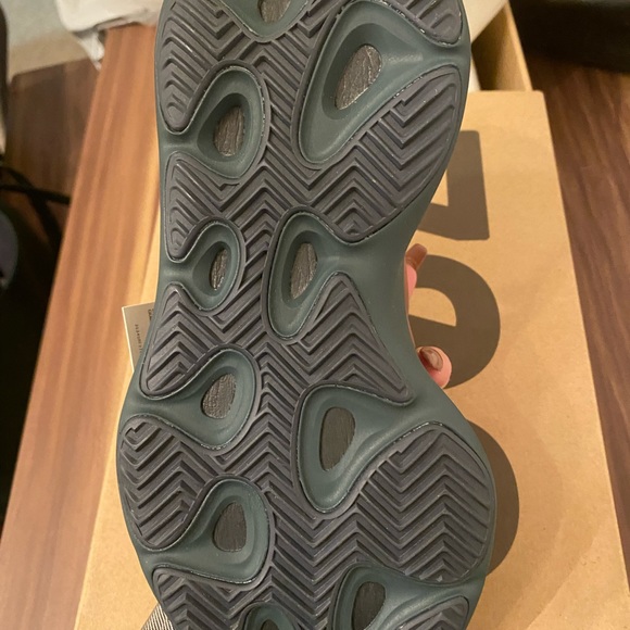 Yeezy 700 size 7